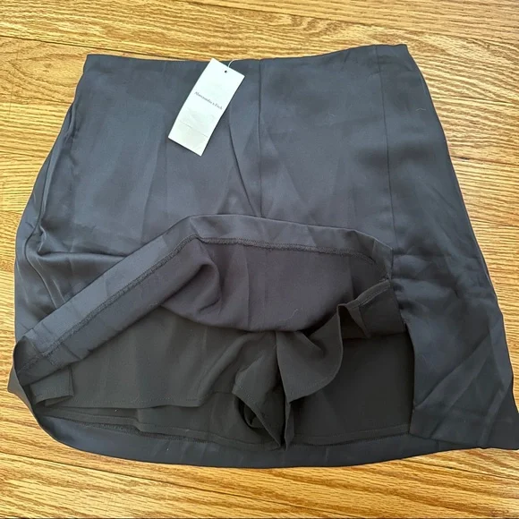 Abercrombie and Fitch Women's Satin Mini Skort Black XS - Picture 2 of 6